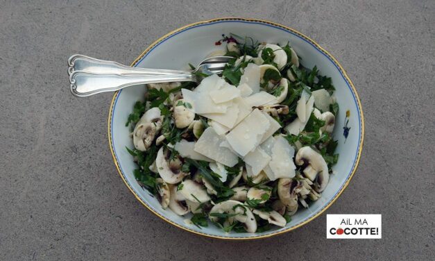 SALADE DE CHAMPIGNONS AUX HERBES FRAÎCHES ET AU PARMESAN