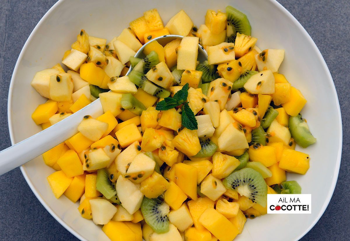 Salade de mangue, ananas, kiwis, pommes, poires et fruits de la passion