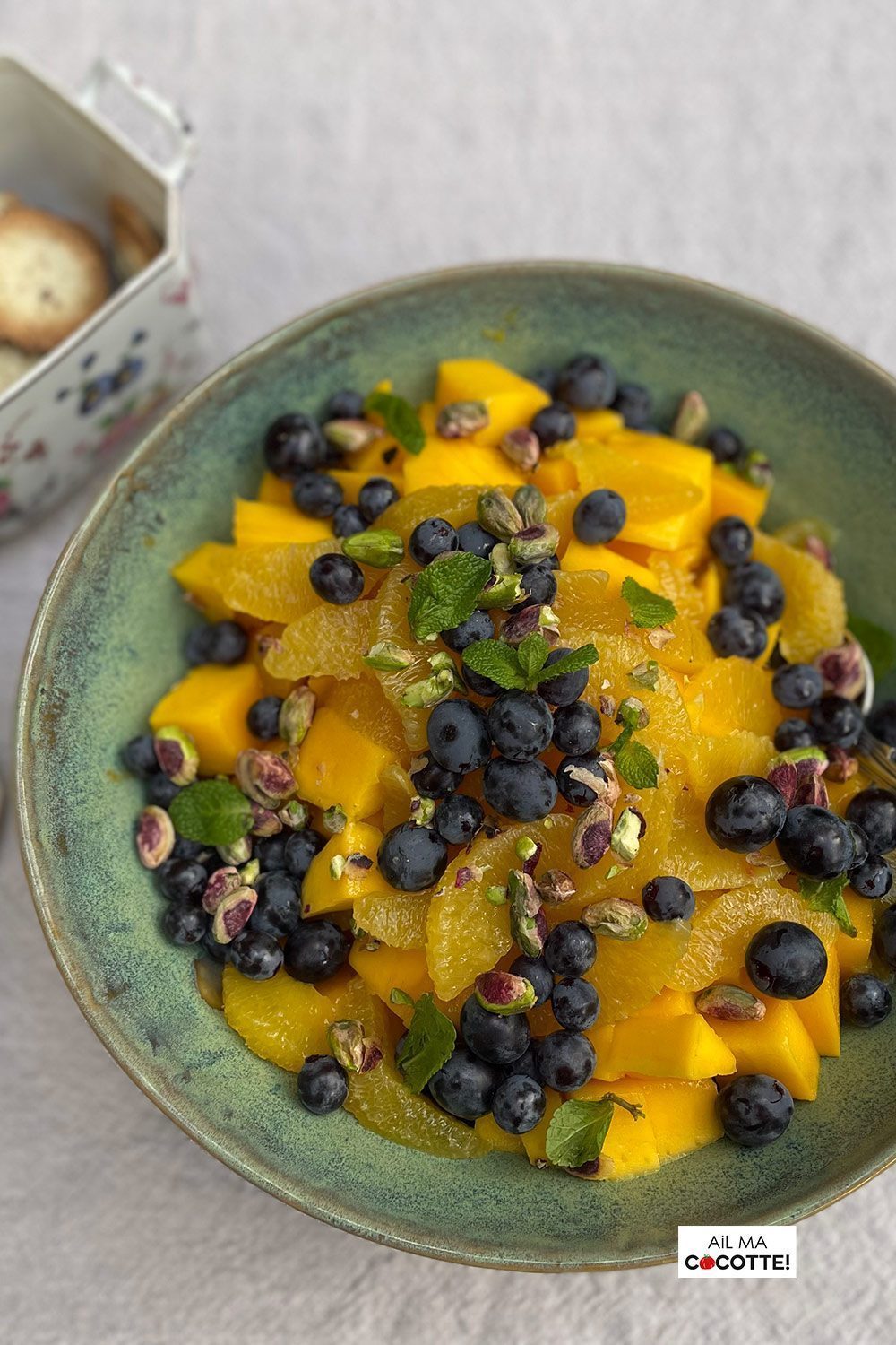Photo de la salade de mangues, kakis et oranges avec des raisins