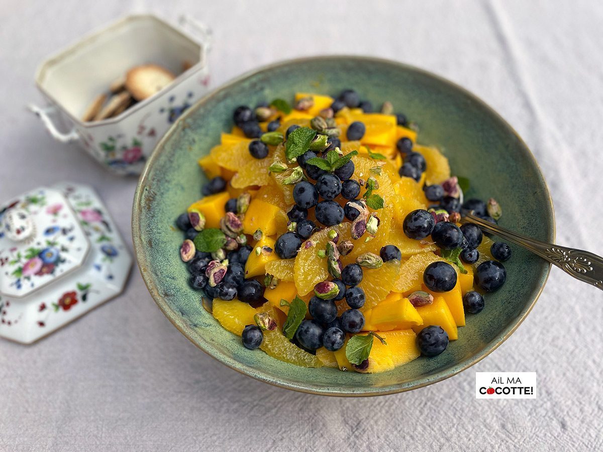 Photo de la salade de mangue, kakis et oranges avec du raisin