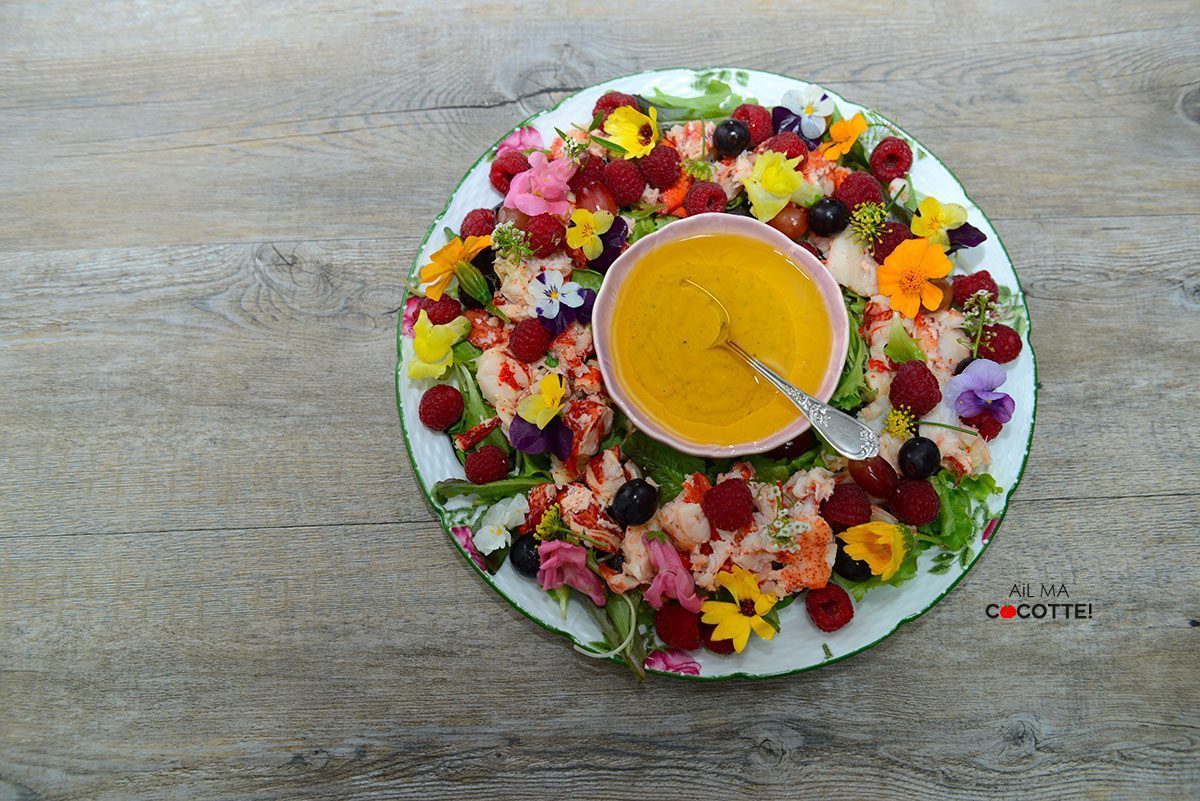 Salade de homard aux fruits et aux fleurs