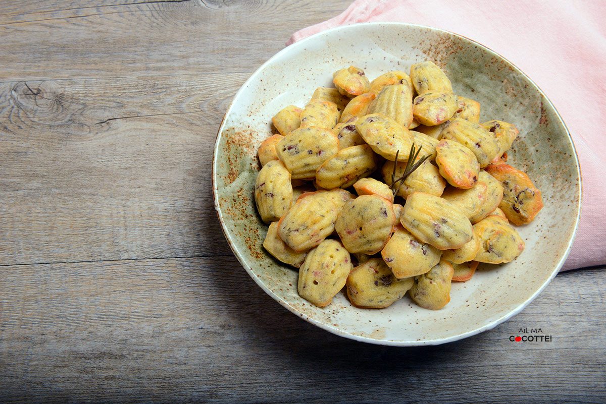 Mini madeleines aux olives, lardons et romarin