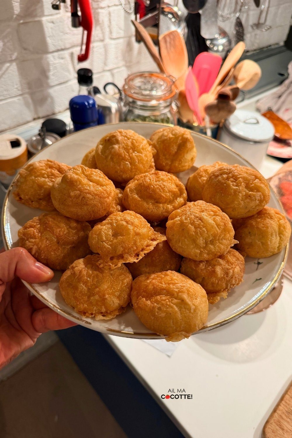 Gougères au comté dorées, présentées sur une assiette